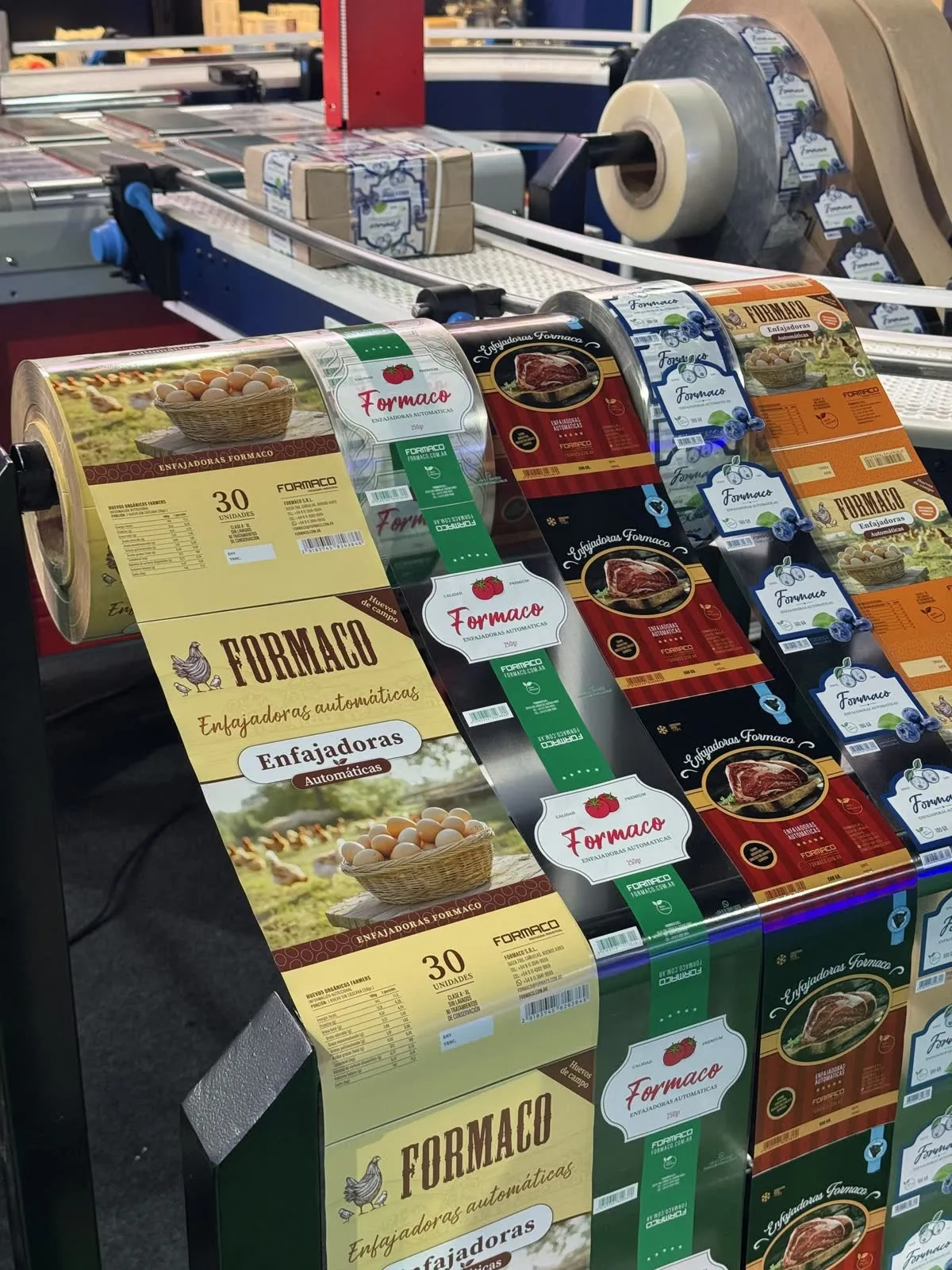 Rollo de fajas impresas FORMACO con diseños para industria avícola, frigorífica y otros sectores, listo para producción